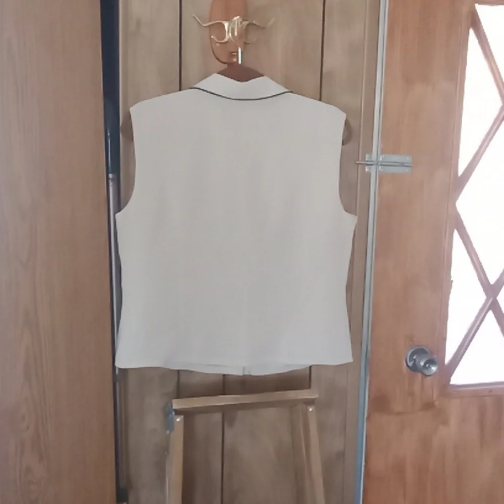 Woman's top - Picture 3 of 3